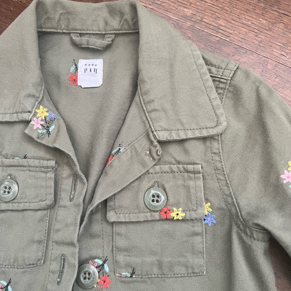 EUC barely worn Gap jacket! Embroidered green khaki jacket. Size 3T - Picture 2 of 4